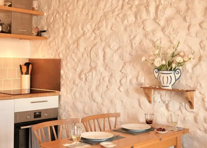 Charming 1br With Balcony & Ac, Heart Of Apartamento *