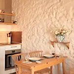 Charming 1br With Balcony & Ac, Heart Of 아파트 *