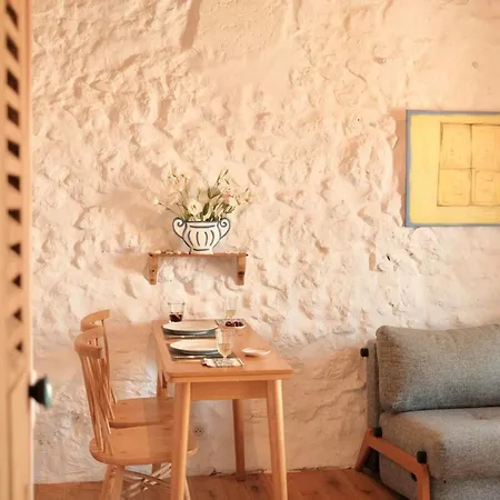 Daire Charming 1br With Balcony & Ac, Heart Of