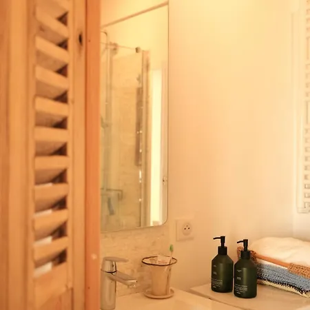 Appartement Charming 1br With Balcony & Ac, Heart Of