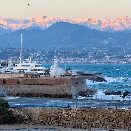 Appartement Charming 1br With Balcony & Ac, Heart Of