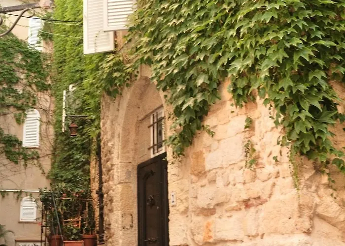 Daire Charming 1br With Balcony & Ac, Heart Of *