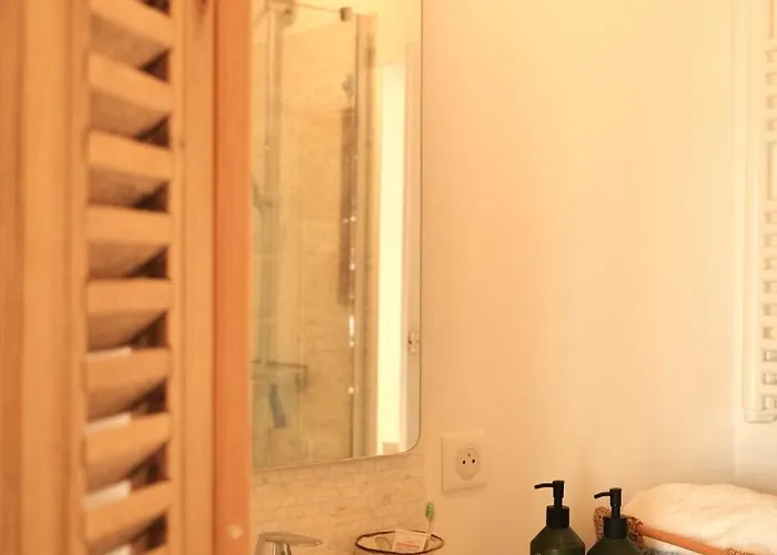 Appartement Charming 1br With Balcony & Ac, Heart Of