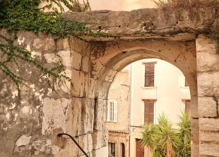 Charming 1br With Balcony & Ac, Heart Of *