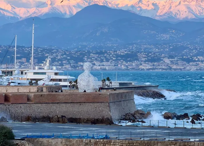 Appartement Charming 1br With Balcony & Ac, Heart Of