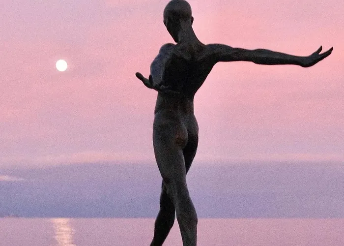 Charming 1br With Balcony & Ac, Heart Of